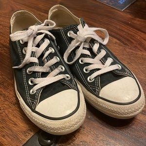 Low-top black converse